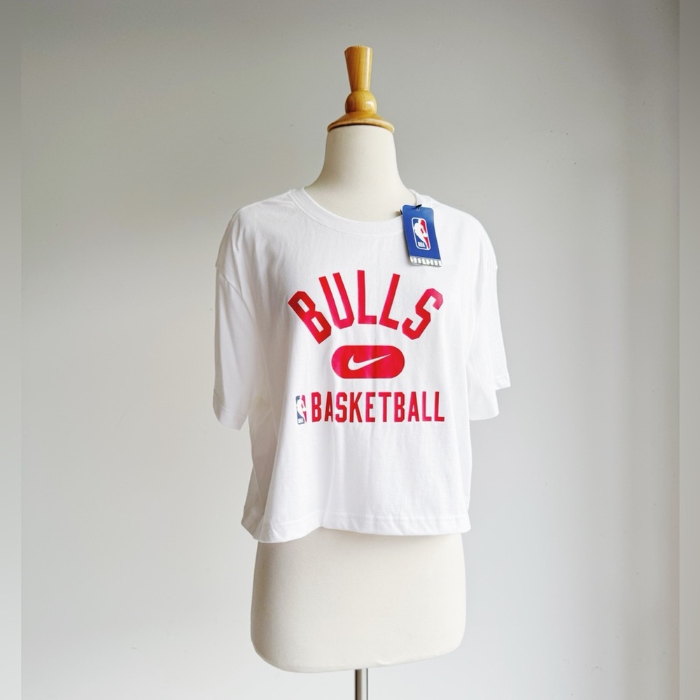Nike White & Red Chicago Bulls Basketball Short Sleeve Tee